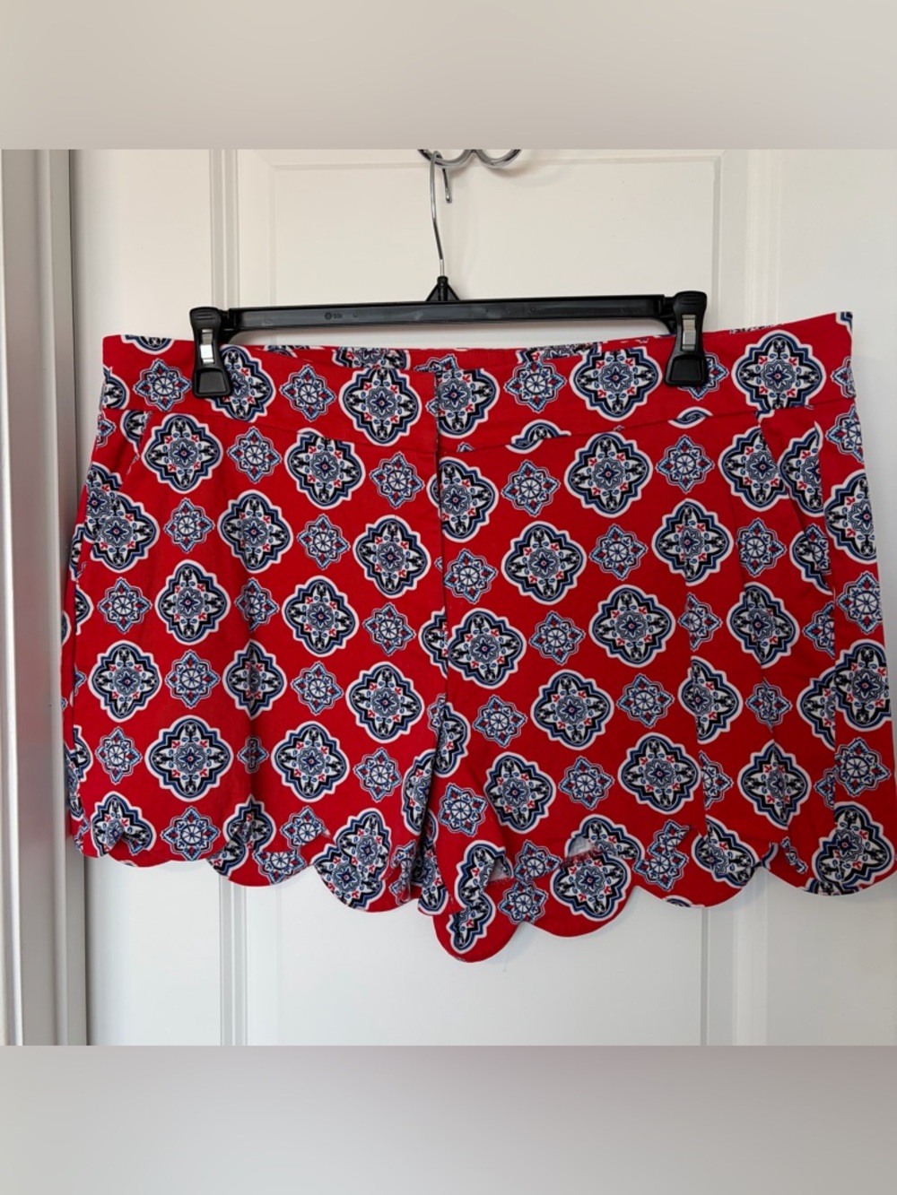 crown & ivy Red Printed Scalloped Hem Shorts
Size 16